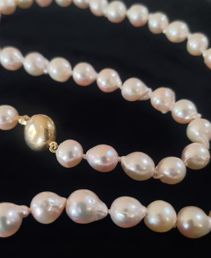 Baroque akoya pearls with gold clasp Baroque akoya pearls with gold clasp